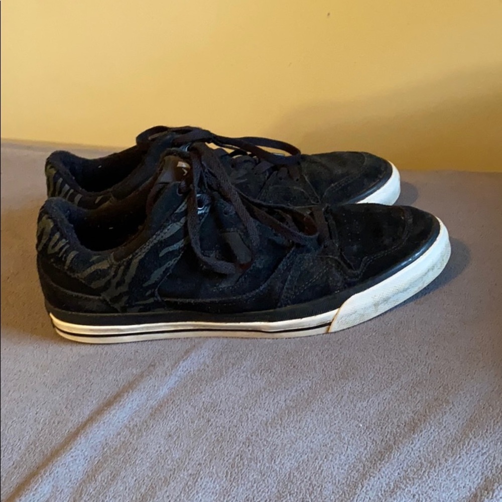 Converse skate shoe size 9.5 we ship fast